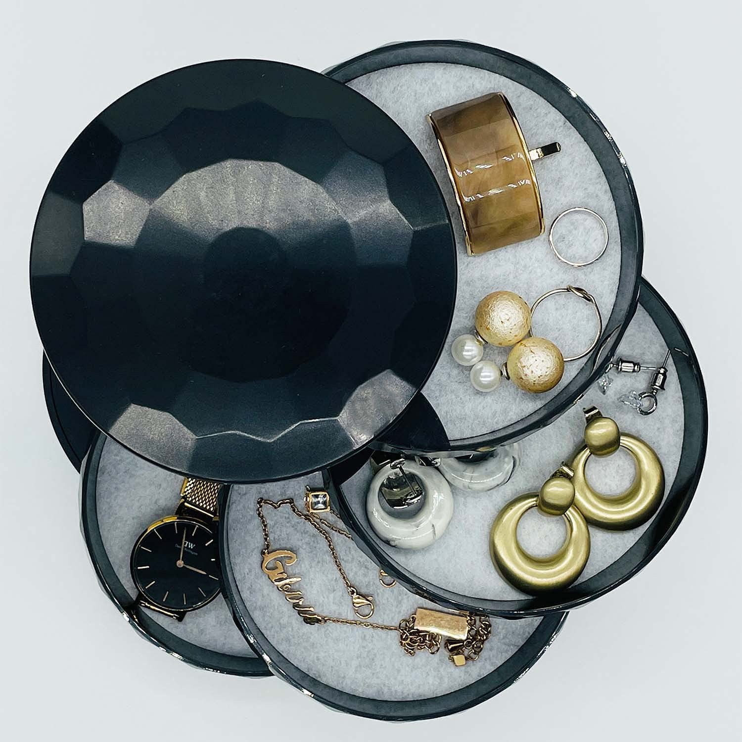 Amazon｜アクセサリーケース 360度回転4段タワー ホコリ防止蓋付き